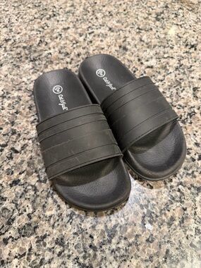 Cat & Jack Kids Black Slides Size S 13/1